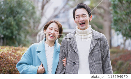 冬に公園デートする夫婦（冬服・コート・上着） 118594970