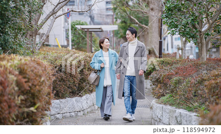 冬に公園デートする夫婦（冬服・コート・上着） 118594972