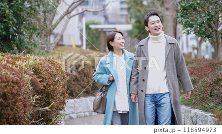冬に公園デートする夫婦(冬服・コート・上着) 冬に公園デートする夫婦(冬服・コート・上着) 118594973