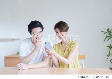 スマホを使う夫婦 118595010