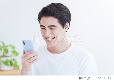 スマホを操作する男性 118595011