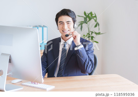 オンライン会議をするビジネスパーソン 118595036