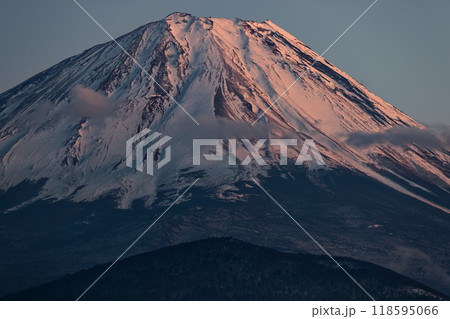 冬の精進湖湖畔から見る残照の富士山 冬の精進湖湖畔から見る残照の富士山 118595066