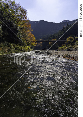 秋の御岳渓谷にかかる橋 118595090