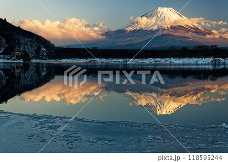 冬の精進湖畔から見る夕照の富士山 冬の精進湖畔から見る夕照の富士山 118595244