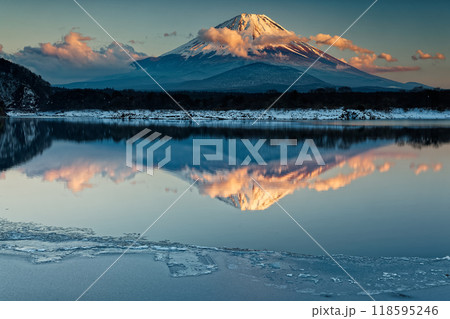 冬の精進湖畔から見る夕照の富士山 冬の精進湖畔から見る夕照の富士山 118595246