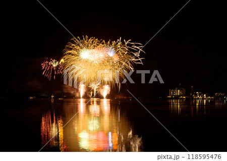 夜空に咲く大輪の花火　【長浜花火大会】 118595476