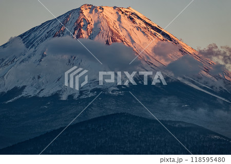 冬の精進湖湖畔から見る夕照の富士山 118595480