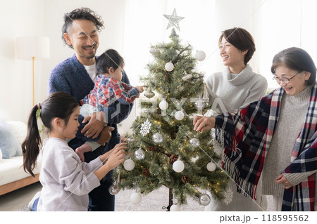 クリスマスツリーの飾り付けをする家族　母と父と祖母と娘と息子と赤ちゃん 118595562