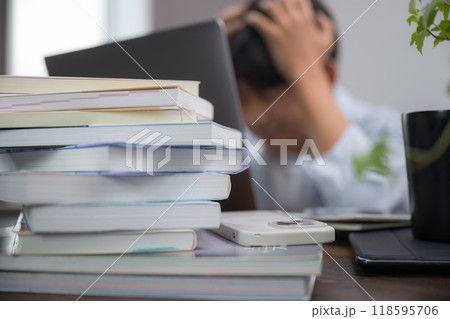 高校受験など、テストが大変でやる気をなくす子ども、成績下がる悩む　顔無しのボケで使いやすい 118595706