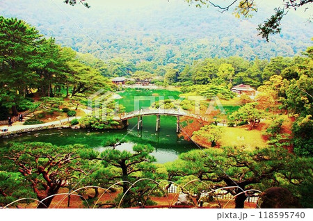 飛来峰から望む秋の栗林公園 飛来峰から望む秋の栗林公園 118595740