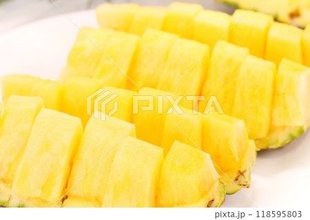 パイナップルボート　カットフルーツ　クローズアップ 118595803