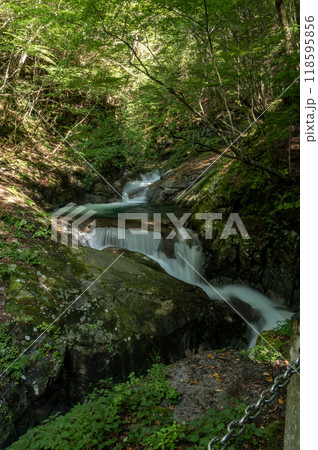 山梨県西沢渓谷の三重の滝 118595856
