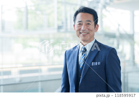 中高年　ビジネスマン　ポートレート 118595917