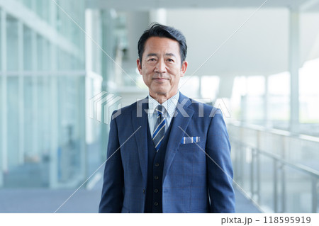 中高年　ビジネスマン　ポートレート 118595919