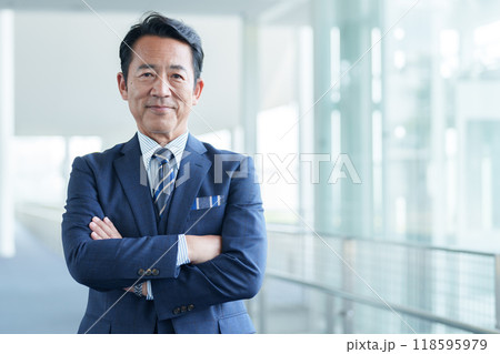 腕組みをする中高年のビジネスマン 118595979