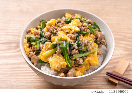 豚ひき肉とニラ玉の餡かけ丼 豚ひき肉とニラ玉の餡かけ丼 118596003