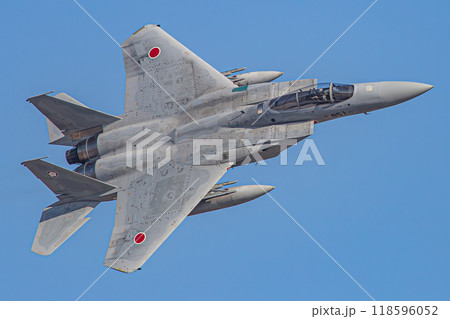 青空を飛行する戦闘機 118596052