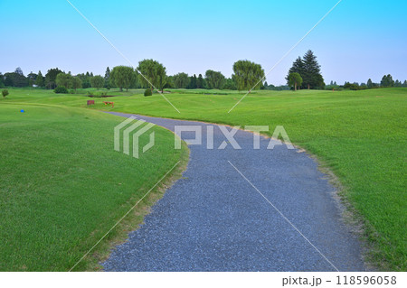 真夏のゴルフ場 カート道 人無し 真夏のゴルフ場 カート道 人無し 118596058