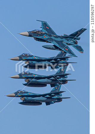 大空を飛ぶ戦闘機 118596297