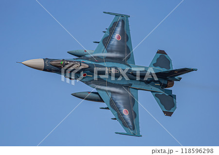 大空を飛ぶ戦闘機 118596298