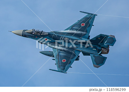 大空を飛ぶ戦闘機 大空を飛ぶ戦闘機 118596299