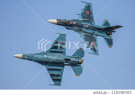 大空を飛ぶ戦闘機 118596303