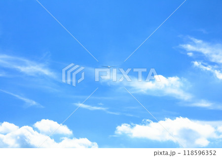 曵航機に引かれて青空の中へと一気に上昇していくグライダー 118596352