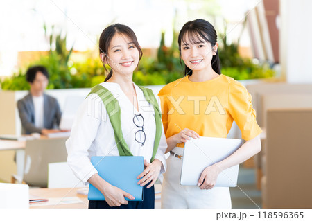 オフィスで働くビジネスウーマン　撮影協力：学校法人電波学園　東京電子専門学校 118596365