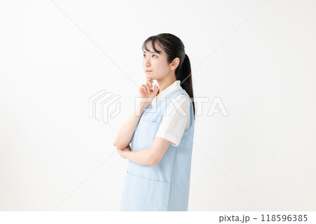 悩む女性　保育士　介護士 118596385