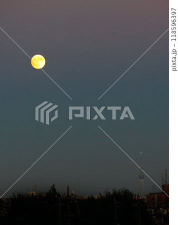 都会の中秋の名月 118596397