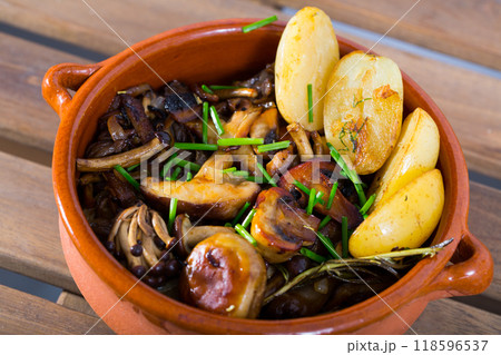 Baked mushrooms with potatoes 118596537