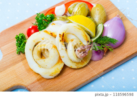 Roasted squid rings 118596598