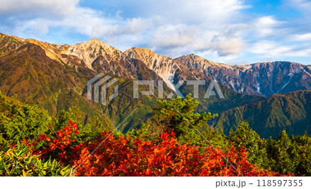 秋の唐松岳登山：白馬三山を望む 118597355