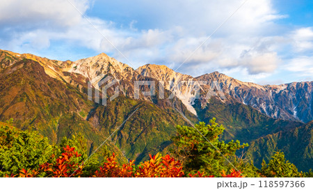 秋の唐松岳登山：白馬三山を望む 118597366