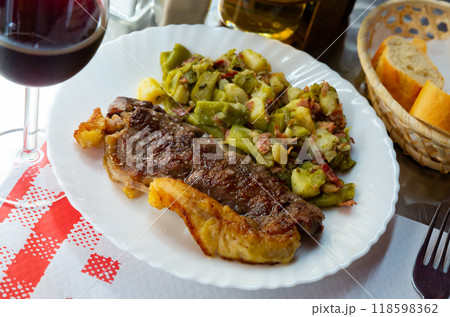 Entrecote with vegetable garnish 118598362