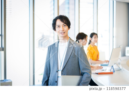 オフィスで働くビジネスパーソン　撮影協力：学校法人電波学園　東京電子専門学校 118598377