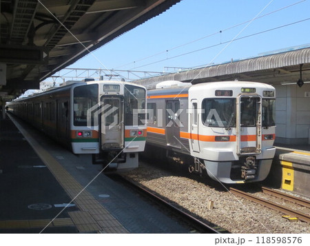JR東海沼津駅 211系と313系の写真素材 [118598576] - PIXTA