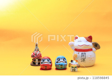 招き猫とだるまの置物 118598845