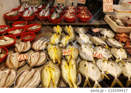 香港島北角の市場で売られる魚。日本ではなじみのない魚も多い 香港島北角の市場で売られる魚。日本ではなじみのない魚も多い 118599417