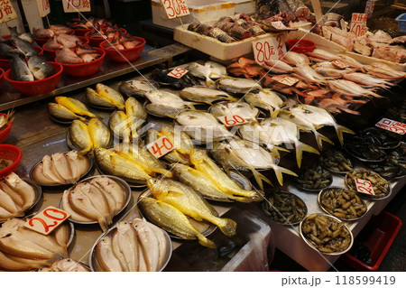 香港島北角の市場で売られる魚。日本ではなじみのない魚も多い 118599419