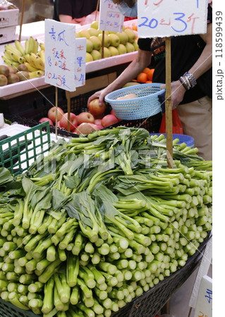 香港の市場で売られるカイラン(菜心)。最もポピュラーで香港人が好きな野菜 香港の市場で売られるカイラン(菜心)。最もポピュラーで香港人が好きな野菜 118599439