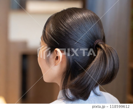 髪を結んだ女性の後ろ姿 生成AI 髪を結んだ女性の後ろ姿 生成AI 118599612
