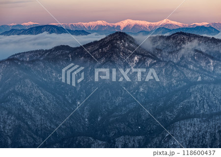 丹沢・塔ノ岳から見る朝焼けの白峰三山 118600437