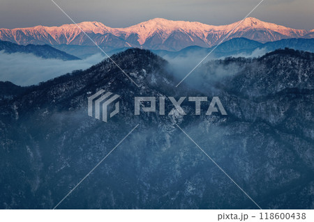 丹沢・塔ノ岳から見る朝焼けの白峰三山 118600438