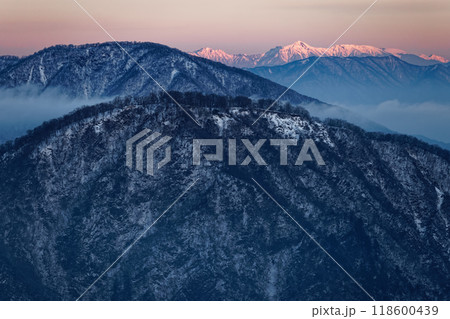 冬の丹沢・塔ノ岳から見る大室山と朝焼けの八ヶ岳 118600439