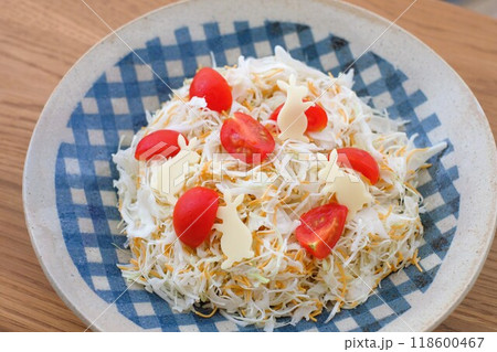 パリパリ麺と千切りキャベツのサラダ パリパリ麺と千切りキャベツのサラダ 118600467