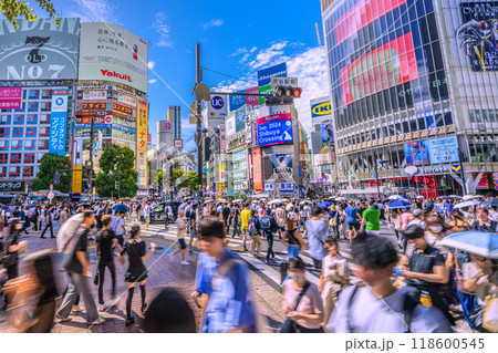 日本の東京都市景観　秋祭り…インバウンド続く…外国人観光客らで賑わう渋谷。109前は通行止め＝15日 118600545