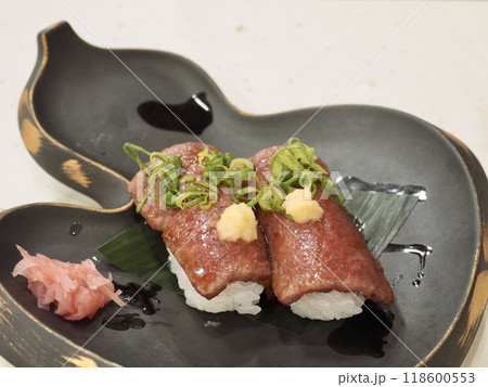 食欲の秋、牛の握りを食べる 食欲の秋、牛の握りを食べる 118600553