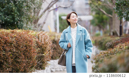 笑顔のミドル女性（冬服・上着・コート） 118600612